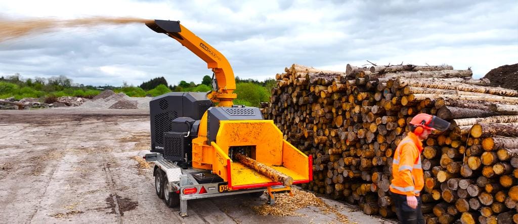 ARB Max F30 wood chipper chipping log